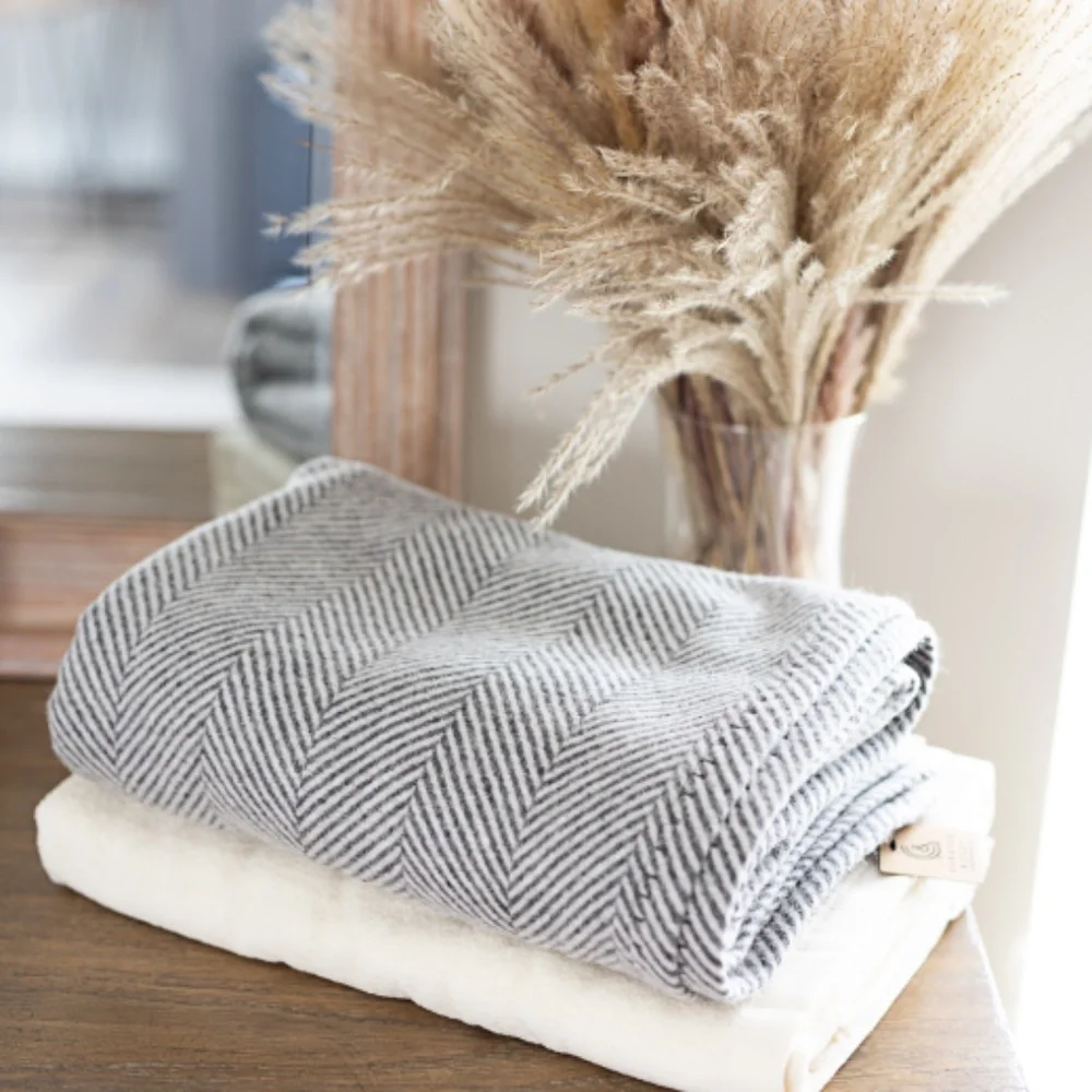 100% Wool Tan and Ivory Soft Herringbone Throw Blanket 53"x69" - Picture 12 of 13